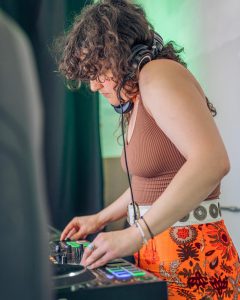 Sarah Wemmer mixes at the turntables